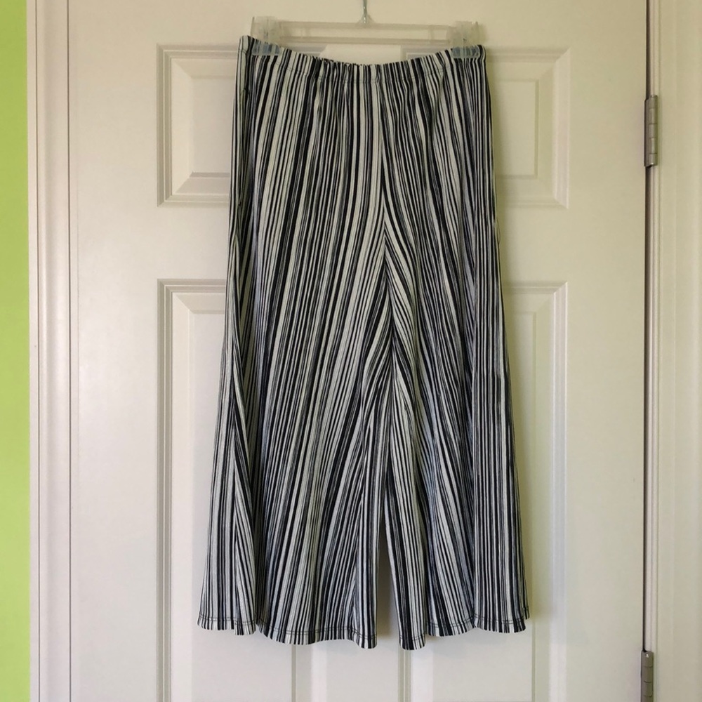 Wide leg black & white stripped pants